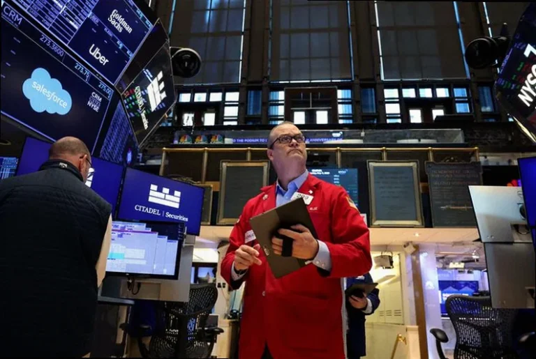 canada-stocks-higher-close-trade-d5e4