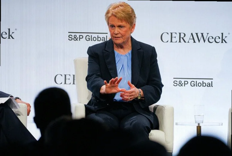 exclusive-occidental-hollub-oil-most-50aa