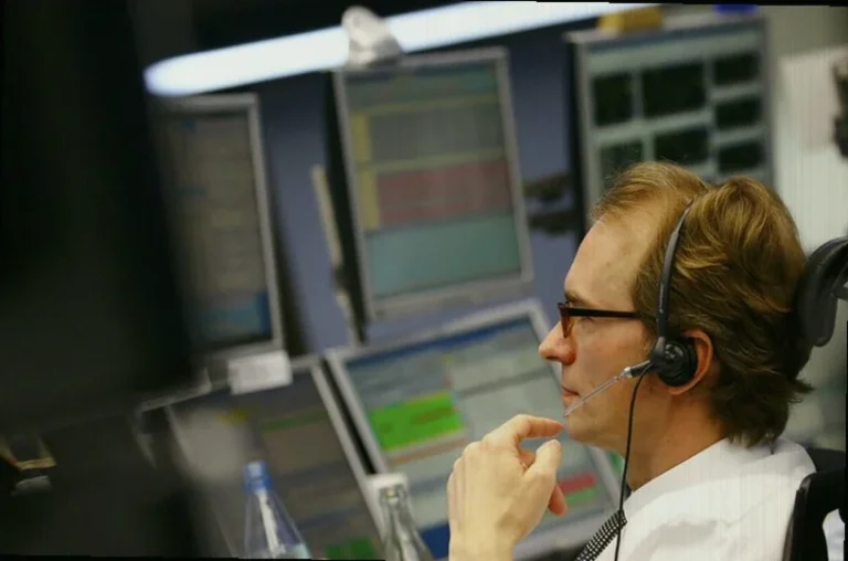 fed-chair-powell-speaks-among-9240