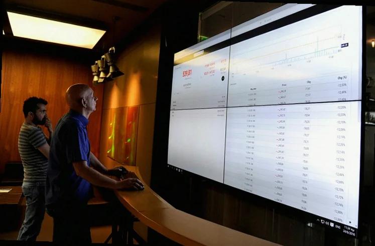 greece-stocks-lower-close-trade-6653