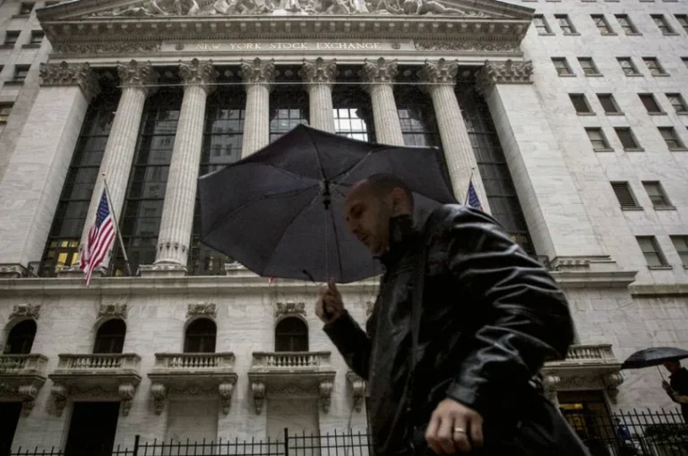 raymond-james-downgrades-gpn-fisv-24d8