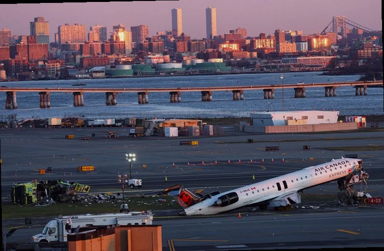 runway-reopens-york-laguardia-after-db0c