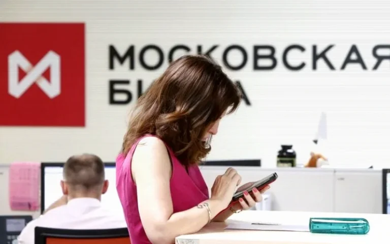 russia-stocks-lower-close-trade-2ff8