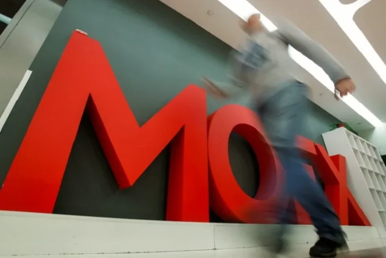 russia-stocks-lower-close-trade-57a2