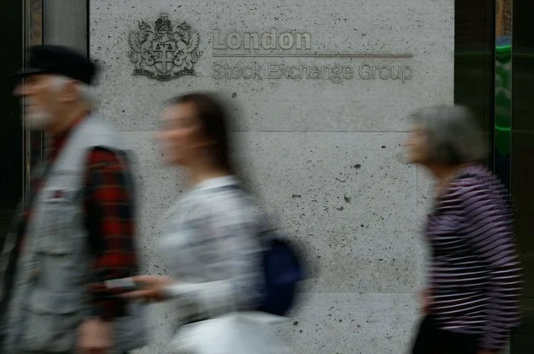 stocks-higher-close-trade-investing-984a