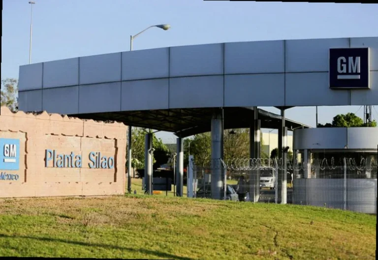 workers-mexico-silao-plant-vote-b793