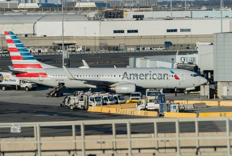 american-airlines-explores-alaska-air-6ada