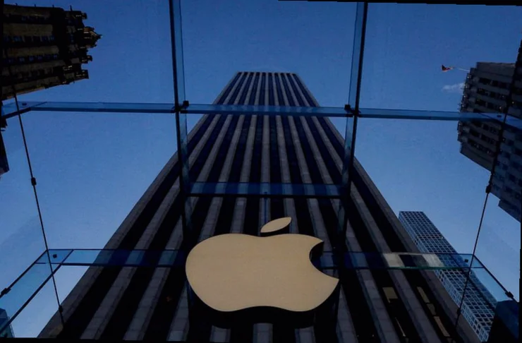 apple-shutter-first-unionized-store-22d7