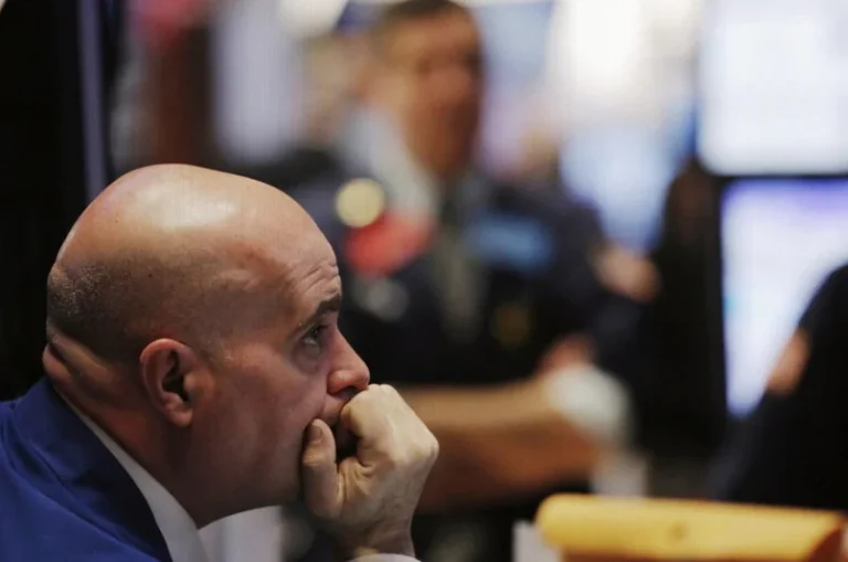 canada-stocks-lower-close-trade-4c07