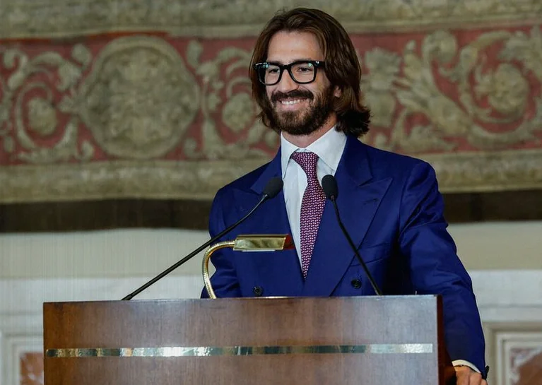 del-vecchio-heir-lines-banks-5432