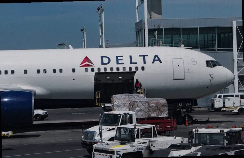 delta-air-hikes-checked-baggage-81b2
