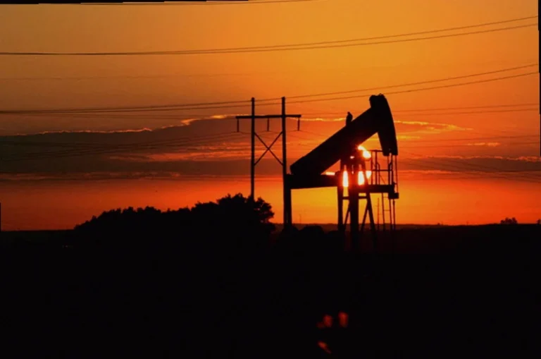 delta-raises-checked-bag-fees-e92e