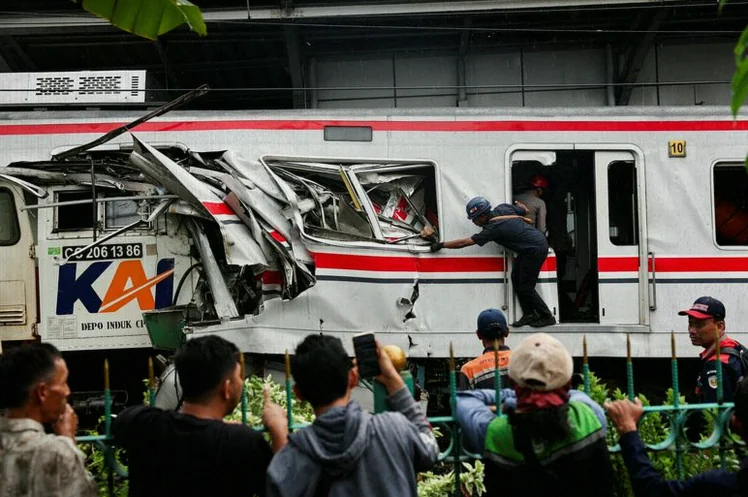 indonesia-commuter-train-crash-toll-aa00