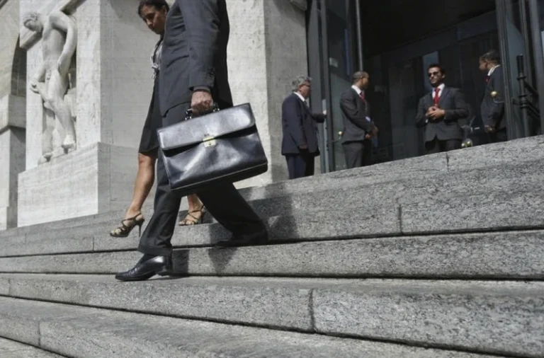 italy-stocks-higher-close-trade-3e96