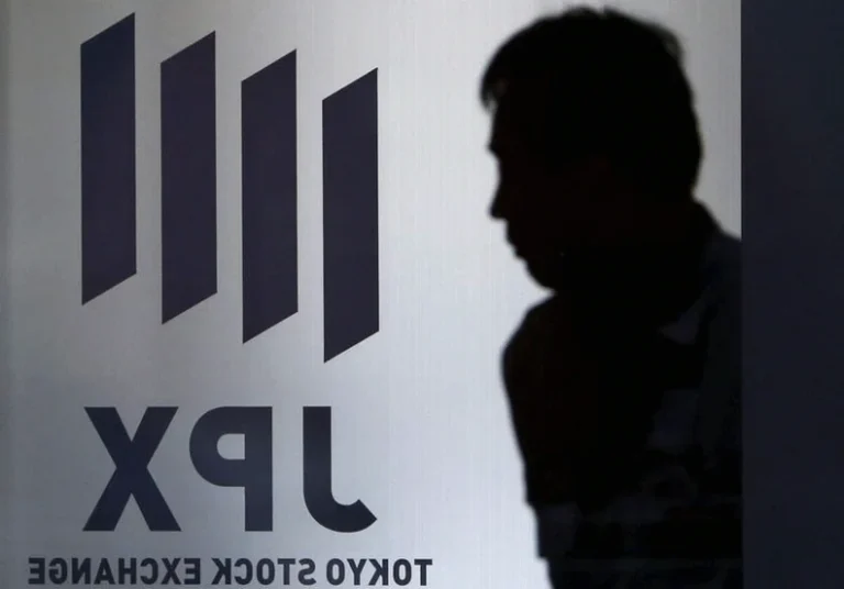 japan-stocks-lower-close-trade-6678