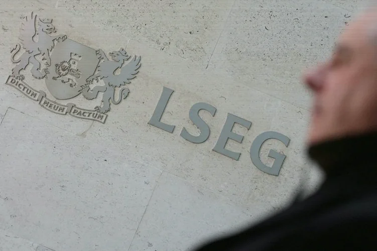 london-stocks-slip-investors-parse-950a