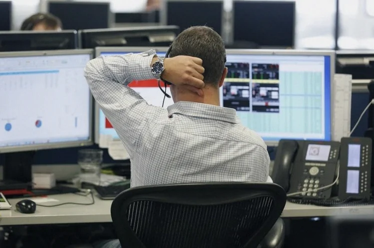 monday-insider-trading-cfo-buys-6e7e