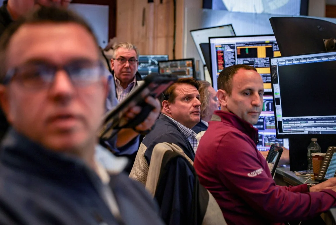 netherlands-stocks-higher-close-trade-3206