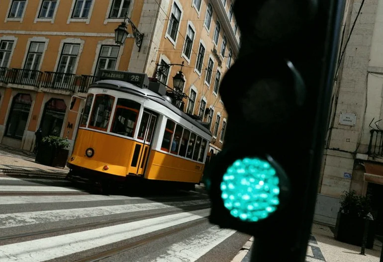 portugal-stocks-lower-close-trade-4c54