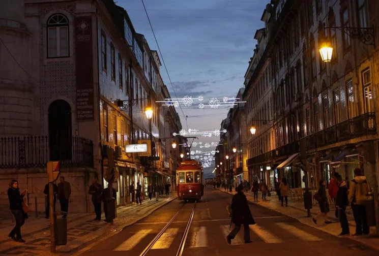 portugal-stocks-lower-close-trade-5ee2