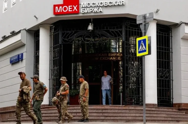 russia-stocks-higher-close-trade-ea94