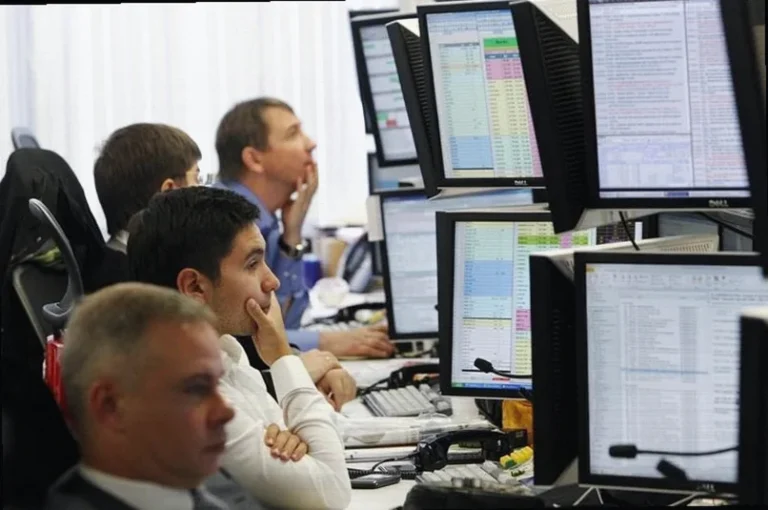 russia-stocks-lower-close-trade-c9a2