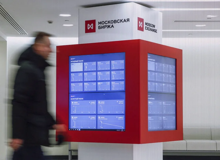 russia-stocks-lower-close-trade-d03b