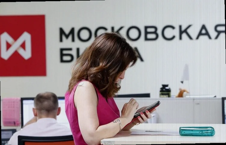russia-stocks-lower-close-trade-e6f2