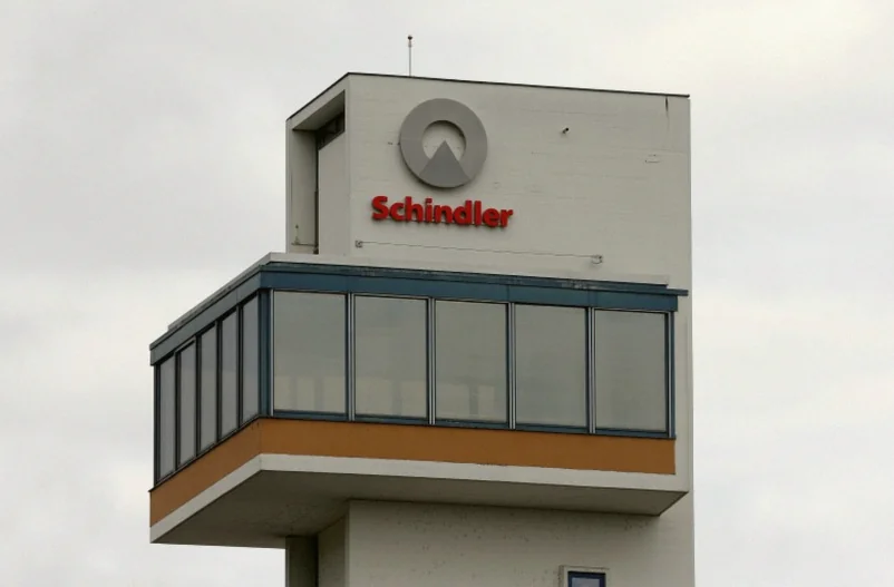 schindler-holding-raised-neutral-goldman-96ec