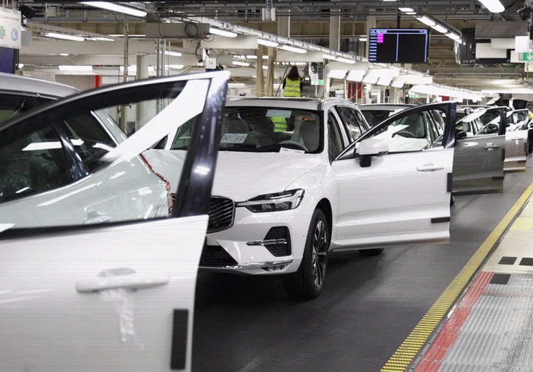 volvo-cars-profit-falls-less-3033