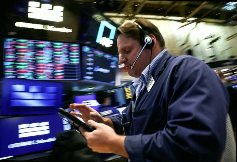 wall-futures-slip-investors-pause-fdbe