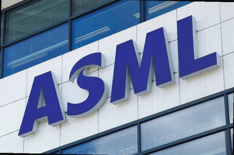 wall-street-analysts-lift-price-8a9d