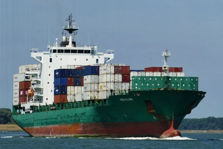 cma-cgm-vessel-attacked-strait-6939