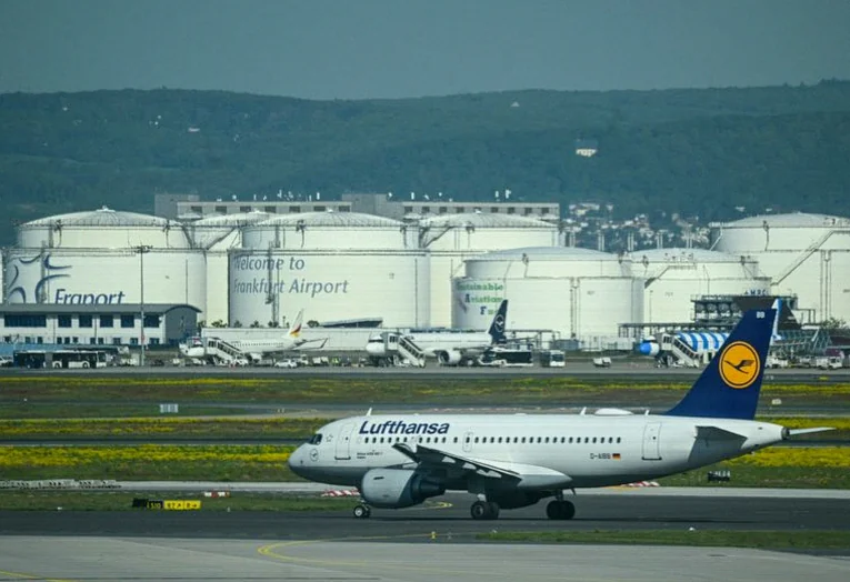 lufthansa-loss-narrows-keeps-2026-97c3