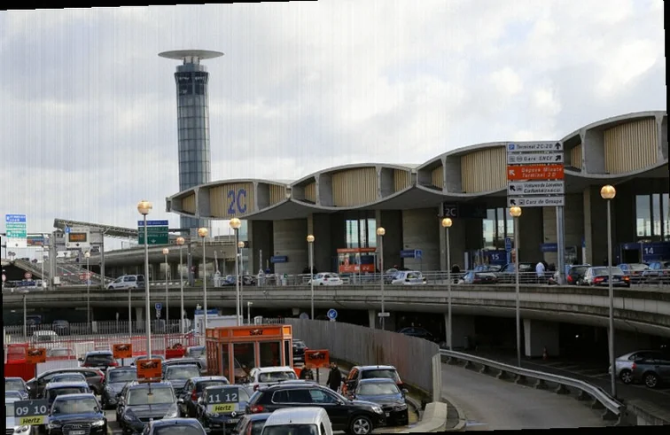roports-paris-traffic-falls-april-b578