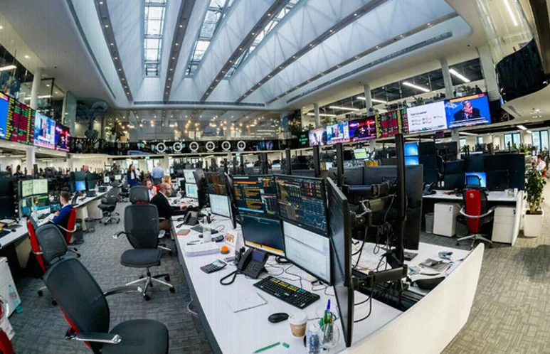 russia-stocks-lower-close-trade-5550