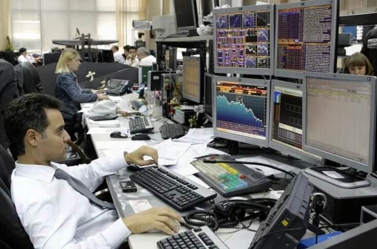 russia-stocks-lower-close-trade-9ad8