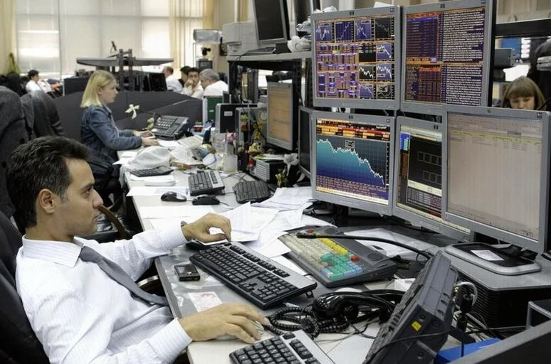 russia-stocks-lower-close-trade-9ad8