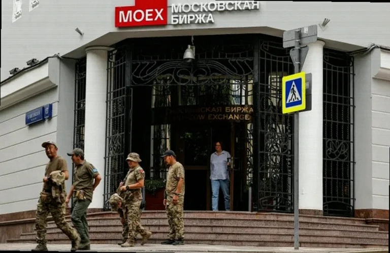 russia-stocks-lower-close-trade-ed87