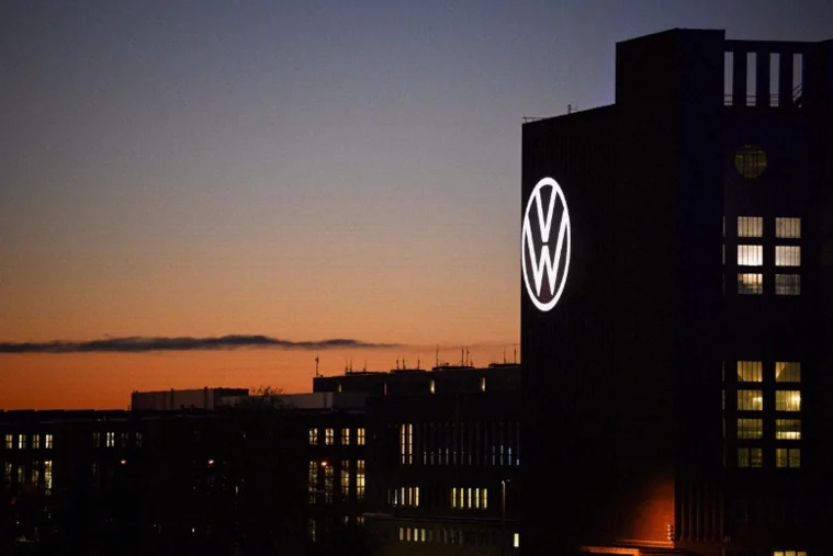 volkswagen-labour-leaders-stand-red-25f2