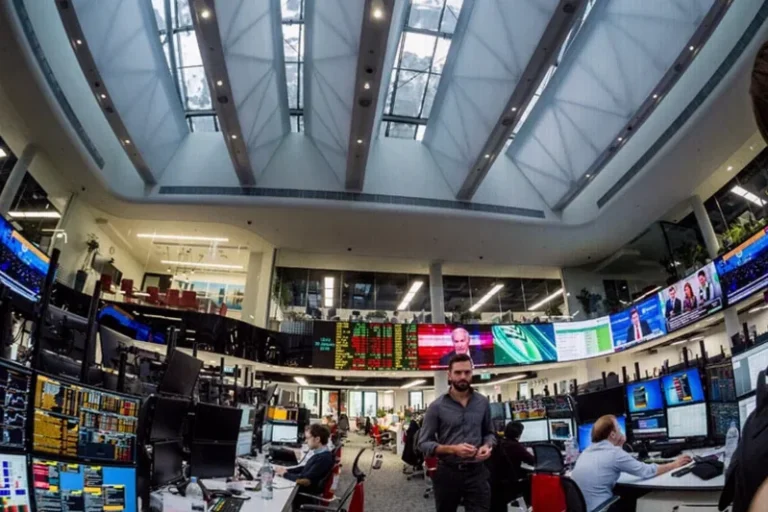 russia-stocks-lower-close-trade-8e6f